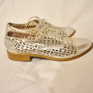 Sam & Libby Size 8 Perforated Metallic Silver Laser Cut Lace Up Loafers